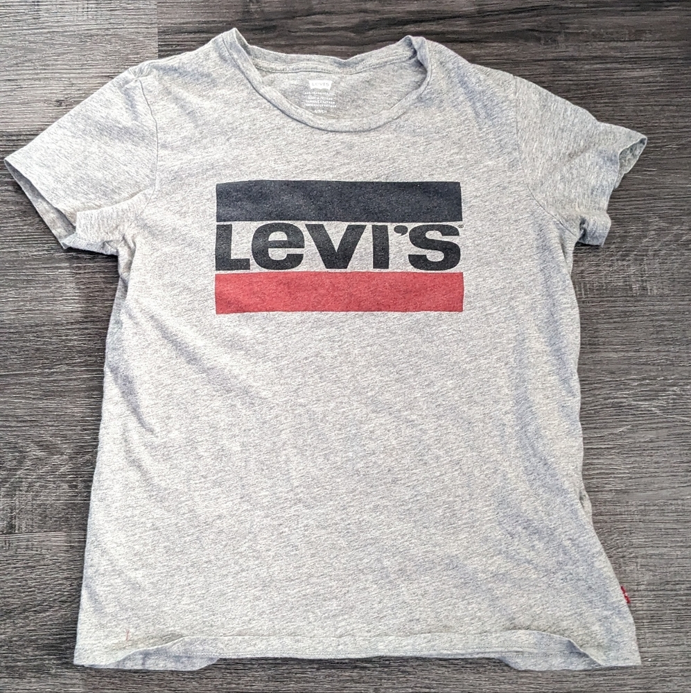 ⭐️Levi's t-shirt